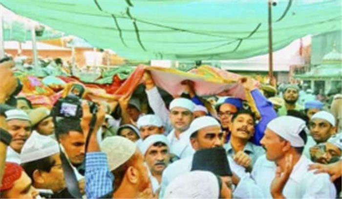 राहुल गांधी की ओर से ख्वाजा मोइनुद्दीन की दरगाह पर चढ़ाई चादर