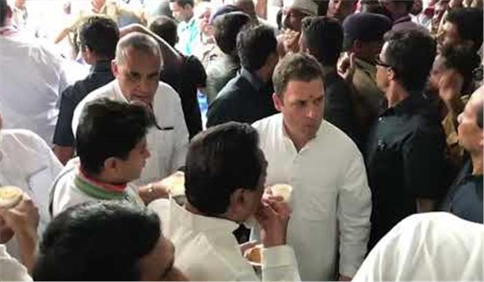 रोड शो के दौरान राहुल गांधी की चाय, समोसा और सेल्फी 