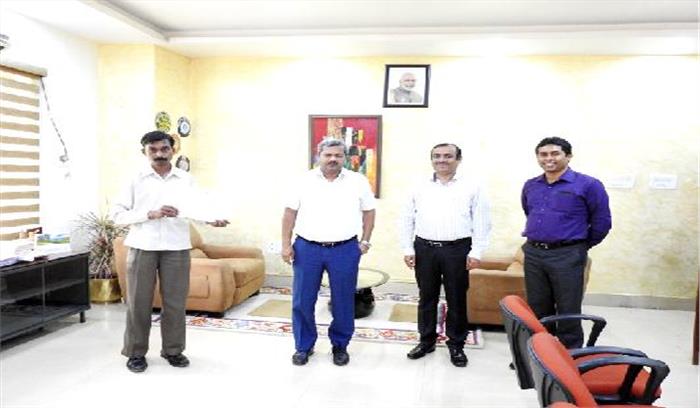 मंडल प्रबंधक ने सजगता के लिए ग्रामीण को किया पुरस्कृत