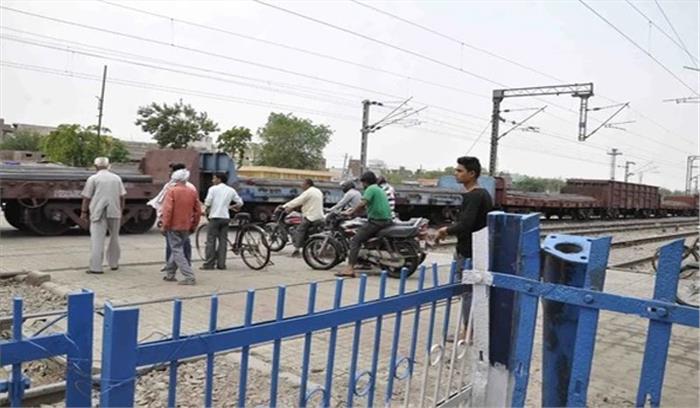 रेल फाटक से टकराकर बाइक सवार युवक की मौत