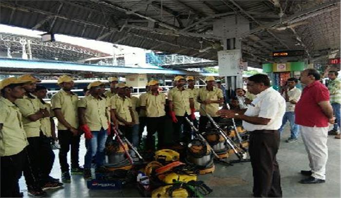 स्वच्छ-रेल गाड़ी थीम पर स्वच्छ रेल स्वच्छ भारत का संदेश