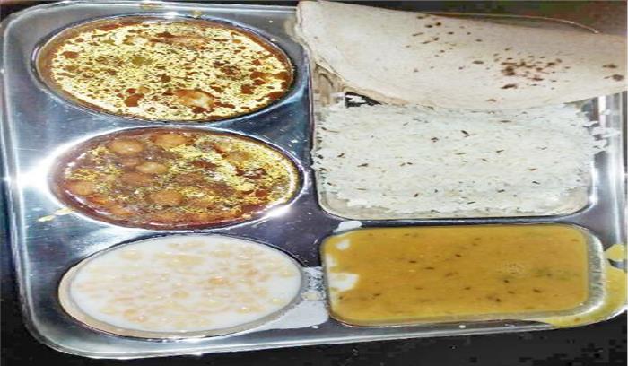 रेलवे के स्टॉलों में प्लास्टिक थाली में भोजन