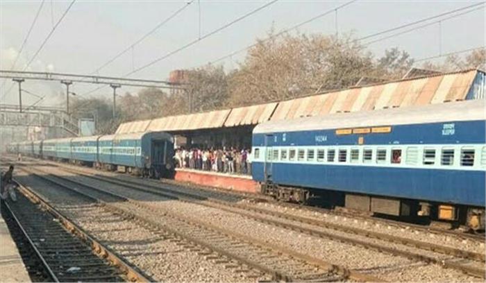 देहरादून एक्सप्रेस के डिब्बे दो हिस्सों में बंटे, बड़ा हादसा टला