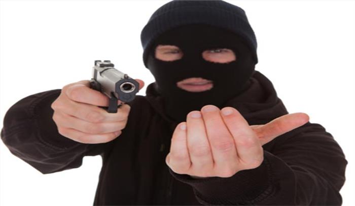 लूट का विरोध करने पर रेलवे कर्मचारी को गोली मारी