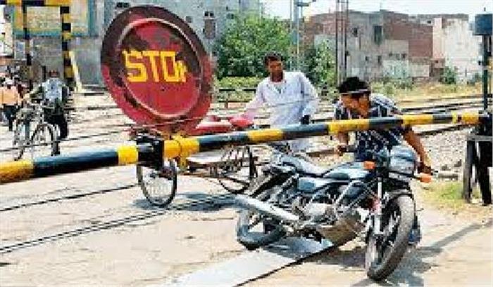 रेलवे फाटक बंद करने के विरोध में लोगों ने निकाली रैली