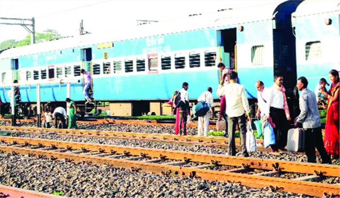 प्लेटफार्म में मूलभूत सुविधाएं नहीं, यात्री परेशान