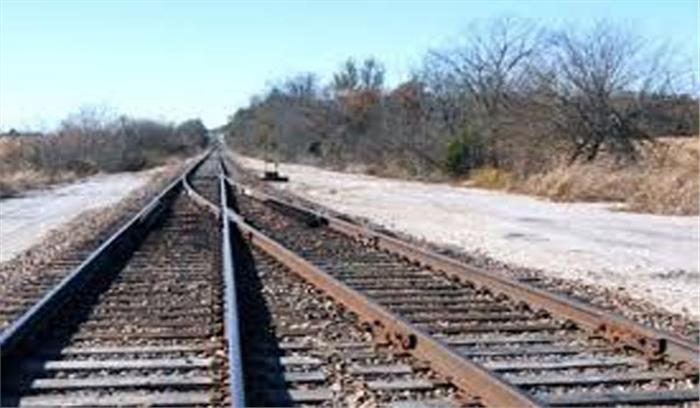 झांसी में वृद्ध महिला  ने ट्रेन से कटकर की आत्महत्या