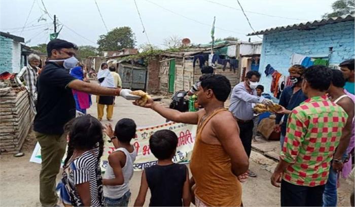 रेलवे ने लॉकडाउन के बीच जरूरतमंदों के बीच भोजन बांटा