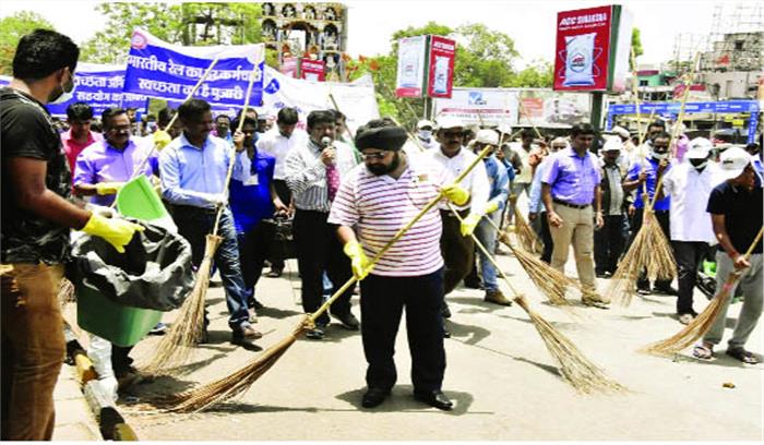 हावड़ा मेल में महाप्रबंधक ने साफ-सफाई पर यात्रियों से की चर्चा