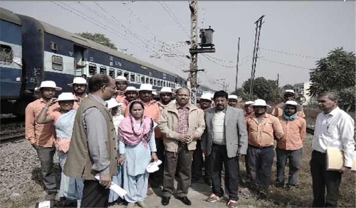 मंडल रेल प्रबंधक ने ट्रैकमेनों की कार्य प्रणाली पर चर्चा की