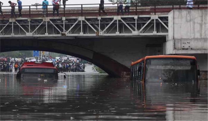 बारिश से पानी-पानी हुई दिल्ली बारिश से पानी-पानी हुई दिल्ली