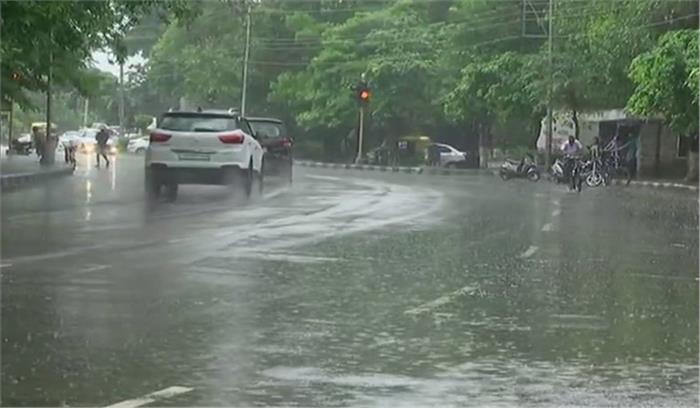 दिल्ली  में बारिश से लोगों को मिली उमस भरी गर्मी से राहत