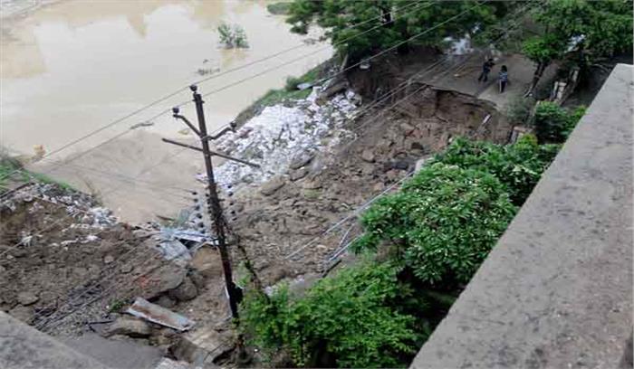 बारिश से सड़केें बनी समुंदर बारिश से सड़केें बनी समुंदर