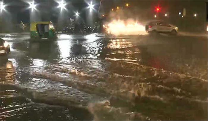 बारिश से दिल्ली-एनसीआर में बदला मौसम का मिजाज उड़ानें, यातायात बाधित