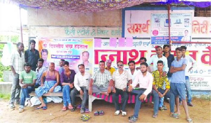 तेज बारिश भी नहीं रोक सकी डीबी पावर के खिलाफ धरना