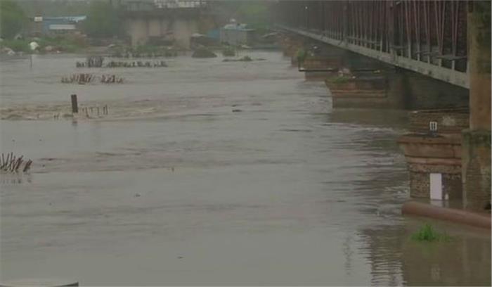 खतरे के करीब पहुंचा यमुना का जलस्तर, दिल्ली में अलर्ट जारी