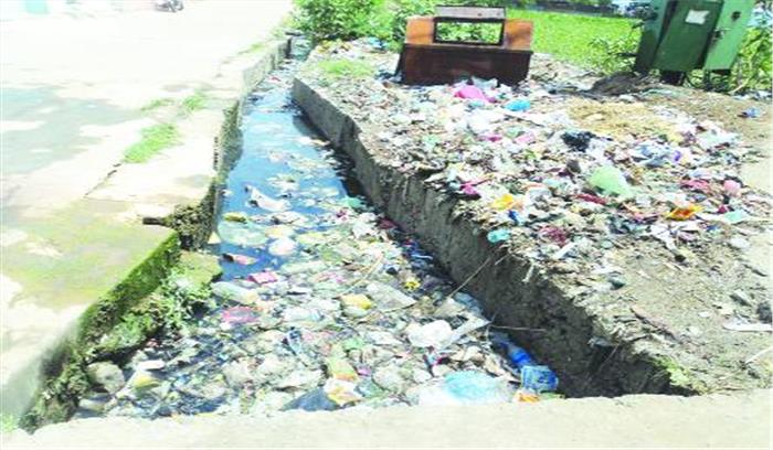 बारिश के साथ बढ़ा मच्छरों का प्रकोप, नालियों की सफाई नहीं