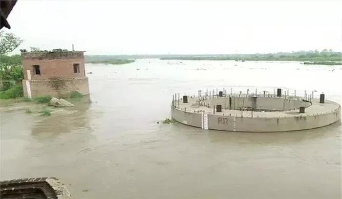 दिल्ली में बाढ़ का खतरा और गहराया, हरियाणा ने यमुना में छोड़ा पानी दिल्ली में बाढ़ का खतरा और गहराया, हरियाणा ने यमुना में छोड़ा पानी