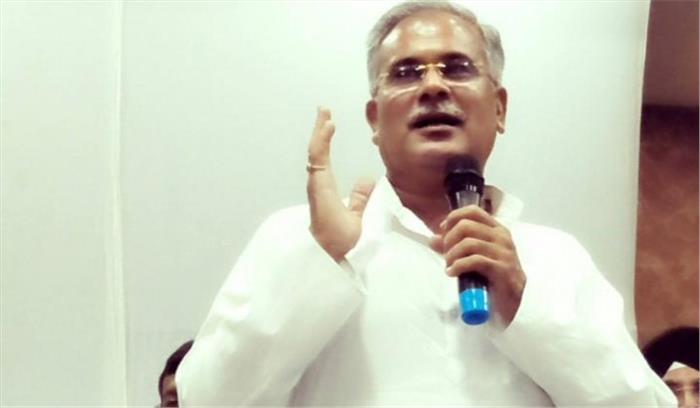 साल के पहले दिन बघेल ने श्रम वीरों को मिठाइयां बांटकर दी शुभकामनाएं