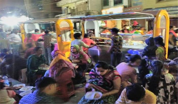 रात की चौपाटी  दिला रही, मेट्रो का अहसास