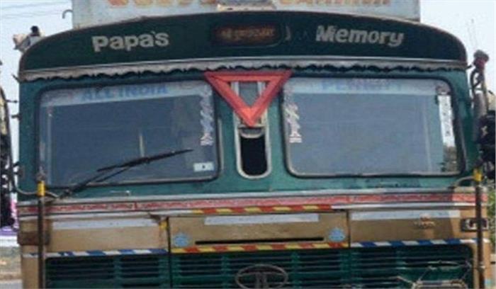 सोता रह गया ड्राइवर चोर ले उड़े चार लाख का सामान