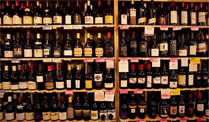 आबकारी विभाग ने अधिक दर से शराब बेचने पर दो लाख का किया जुर्माना आबकारी विभाग ने अधिक दर से शराब बेचने पर दो लाख का किया जुर्माना