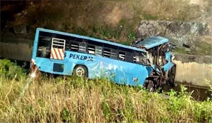 मध्यप्रदेश:खाई में बस गिरने से आठ लोग घायल