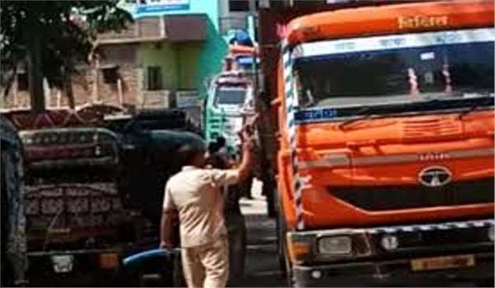 ट्रकचालक से अवैध वसूली के मामले में वीडियो हुई वायरल