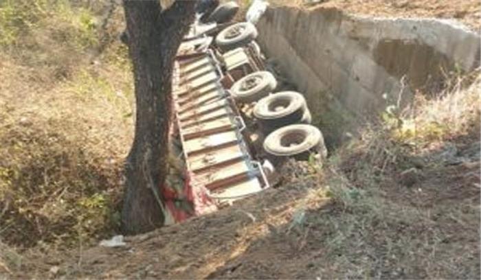 मध्यप्रदेश : ट्रक पुलिया से गिरने से एक व्यक्ति की मौत