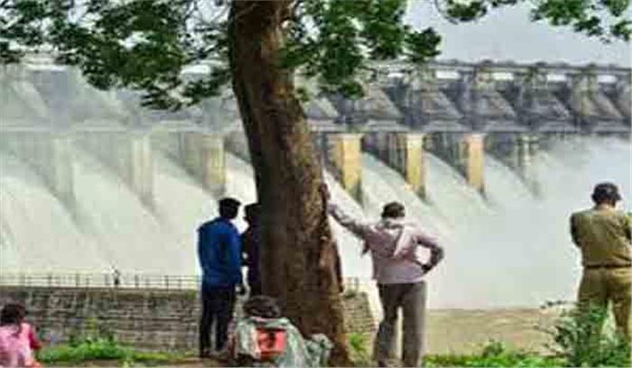 बारना नदी के पुल पर आया पानी, रायसेन का जबलपुर और भोपाल से सड़क संपर्क टूटा