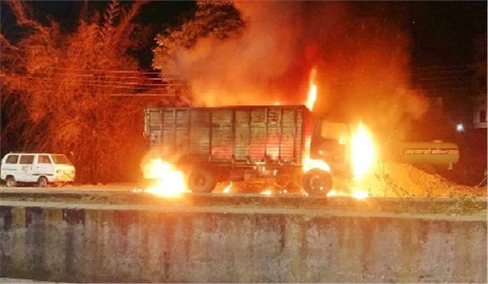 कबाड़ से भरी माजदा को अज्ञात तत्वों ने लगाई आग