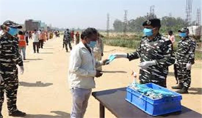 सीआरपीएफ ने वितरित किये मास्क, सेनेटाइजर