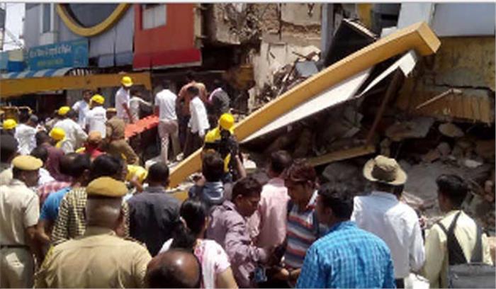 होटल की इमारत गिरने से कई लाेग दबे