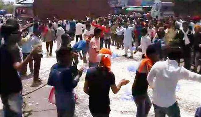 किसानों ने जाम लगाकर सरकार की नीतियों का विरोध किया