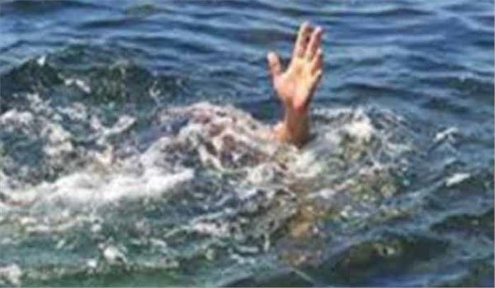 घने कोहरे के कारण टैक्सी के तालाब में गिर जाने से 4 की मौत 