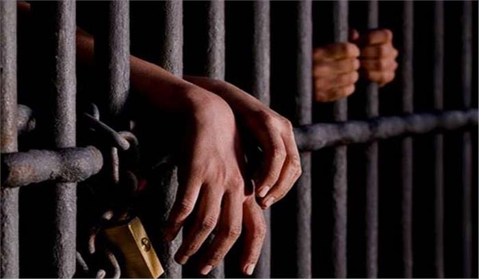 अनशन पर बैठे दो कैदियों की हालत बिगड़ी