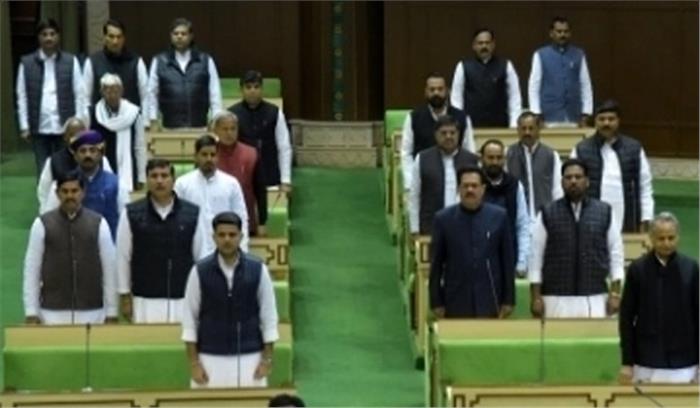 राजस्थान : नंगे पांव, ट्रैक्टर से विधानसभा पहुंचे विधायक