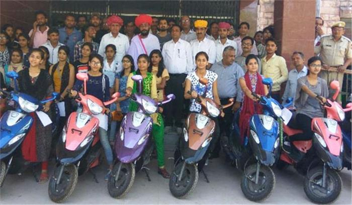 राजस्थान : गोपालन राज्य मंत्री ने किया छात्राओं में स्कूटी वितरण