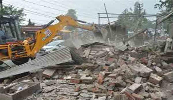 अतिक्रमण हटा रहे दस्ते पर पथराव, एक व्यक्ति की मौत अतिक्रमण हटा रहे दस्ते पर पथराव, एक व्यक्ति की मौत