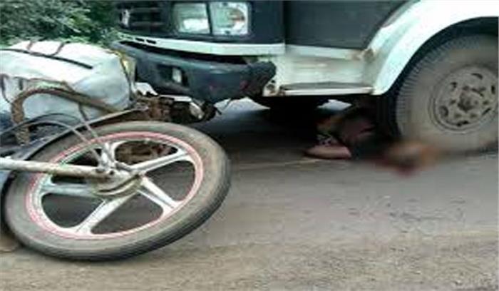 मोटरसाइकिल के ट्रक की चपेट में आने से मां-बेटी की मौत