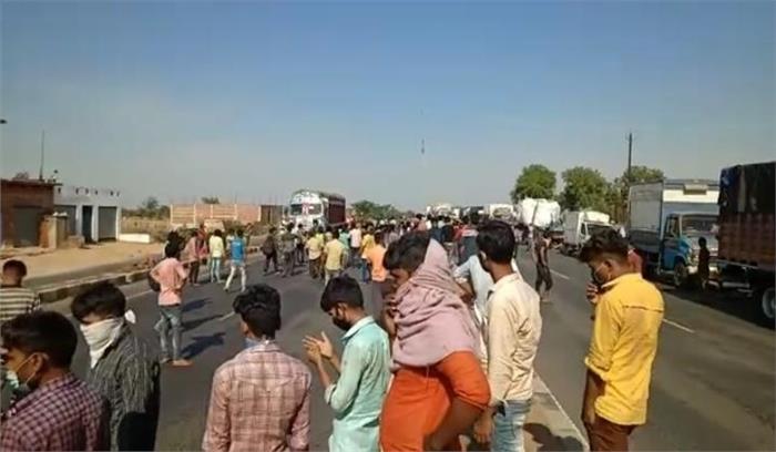 राजस्थान में फंसे मजदूर मध्य प्रदेश सीमा पर पहुंचे