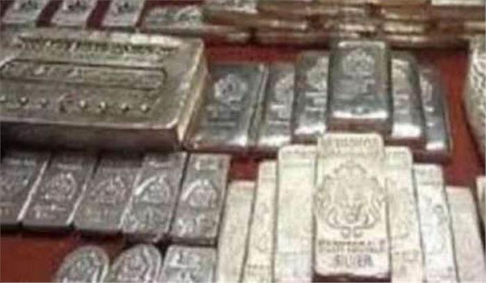 रेलवे स्टेशन पर पुलिस ने एक युवक से 21 किलो चांदी के आभूषण बरामद किये रेलवे स्टेशन पर पुलिस ने एक युवक से 21 किलो चांदी के आभूषण बरामद किये