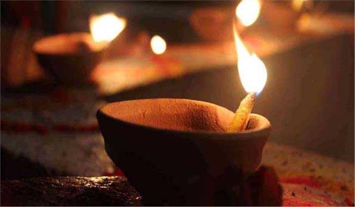 दीया जलाने पर किया पथराव