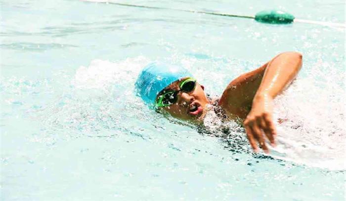 जलपरी ने समुद्र में साढ़े दस घंटे में 47 किलोमीटर तैरने का रिकॉर्ड बनाया