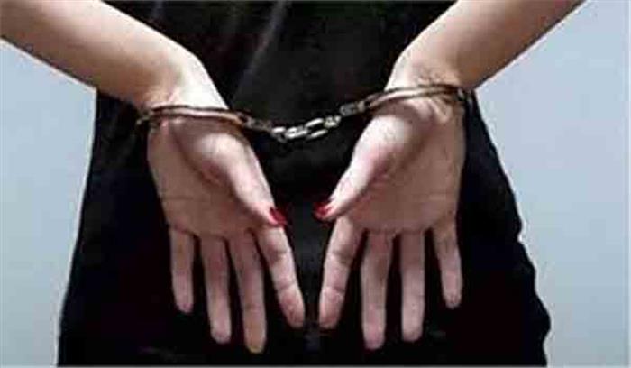 मॉल से सामन चुराने के आरोप में चार महिला को किया गिरफ्तार मॉल से सामन चुराने के आरोप में चार महिला को किया गिरफ्तार