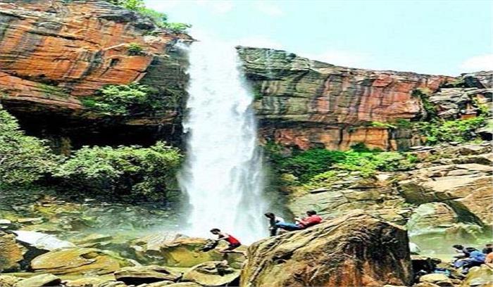 पिकनिक मनाने गए दो छात्रों की झरने में डूबने से हुई मौत