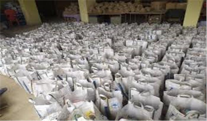 जरूरतमंदों के लिए जिला प्रशासन को सौंपी तीन हजार पैकट्स राशन सामग्री