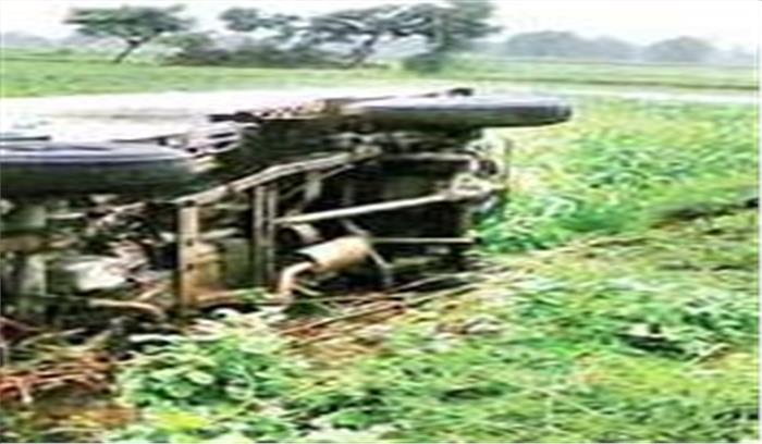 राजस्थान में बारातियों से भरी पिकअप गाड़ी पलटी, दो दर्जन बाराती घायल राजस्थान में बारातियों से भरी पिकअप गाड़ी पलटी, दो दर्जन बाराती घायल