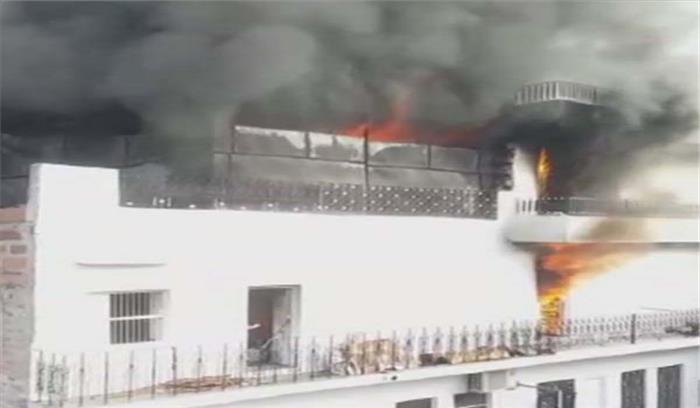 तीन मंजिला प्लास्टिक गोदाम में आग लगने से मची अफरा- तफरी