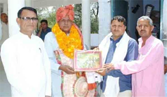 सिक्का सेवानिवृति पर पांच हजार रूपये के पुरस्कार से सम्मानित